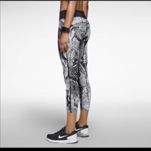 nike epic lux snakeskin